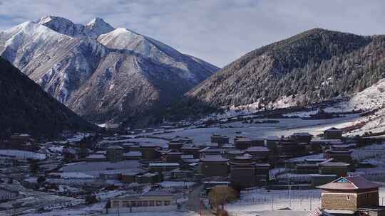 川西航拍雪后的上城子村雪景田园风光