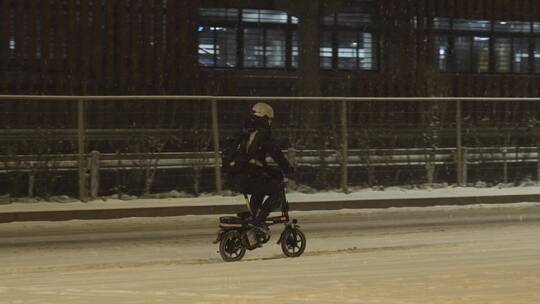 大雪深夜依然工作的代驾视频素材模板下载