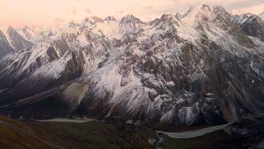 日落时分新疆天山山脉雪山山峰山脉航拍风景