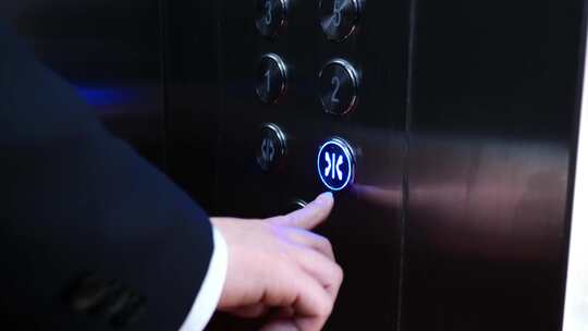 手指按电梯关门按钮