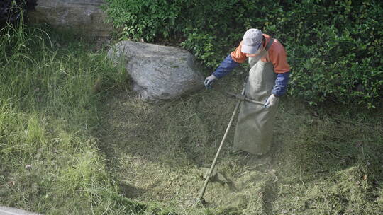 环卫工人使用除草机除草慢动作