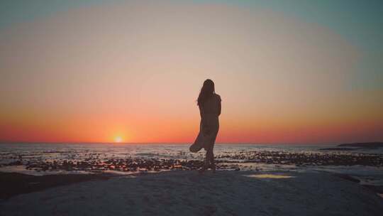 海边夕阳下的女子背影