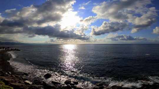 海浪拍打着海岸天际线景观