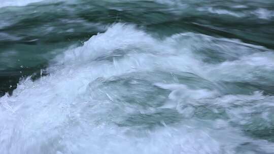 河面上急速水流波涛浪花