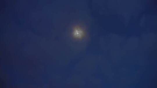 月光透过流动的云层闪耀