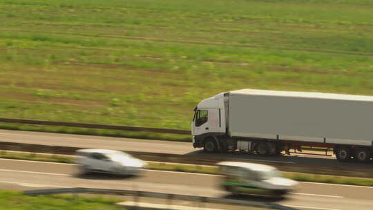 卡车在高速公路上行驶视频素材模板下载