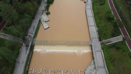 广东东莞：暴雨过后河道水位上涨
