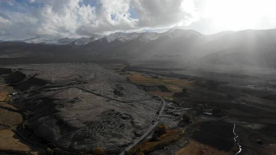 西藏喀什盘龙古道雪山湖泊风光视频素材模板下载