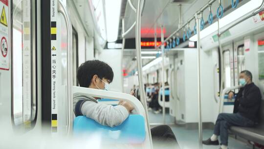 空旷的地铁车厢戴口罩出行的乘客