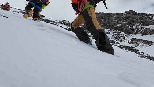 攀登岷山山脉主峰雪宝顶雪山的登山队