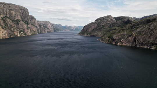 空中拍摄，在挪威Lysefjord宽阔、