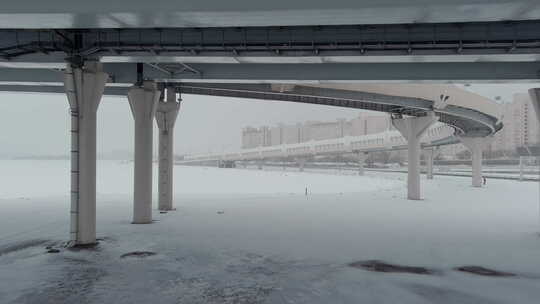 无人机在暴雪高速公路上沿着斜拉桥飞行暴雪娱乐