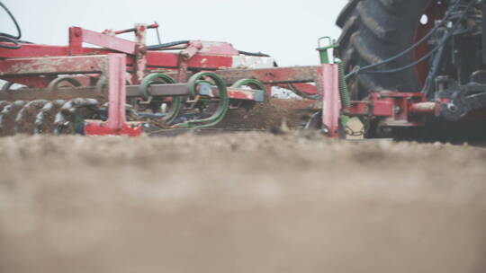 农户开机器耕地视频素材模板下载