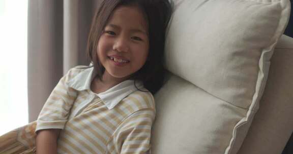 窗边女孩甜美笑容