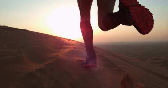 4K-沙漠奔跑的脚步特写慢动作