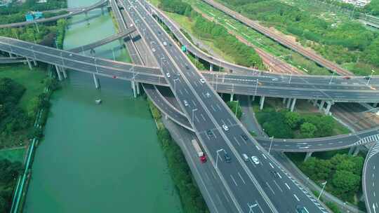 高速公路立交桥多层交叉口的空中轨道视图，