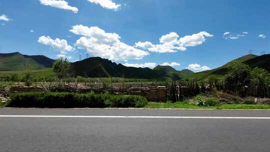 开车行驶在草原道路中  第一视角草原风景