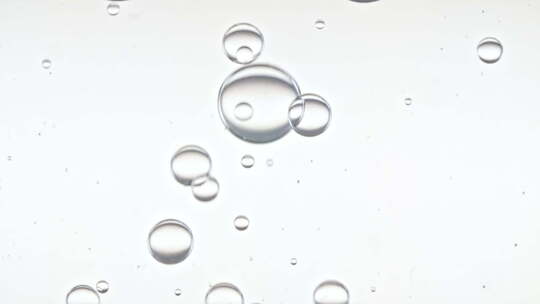 清水中不同大小透明气泡在白色背景体上上升