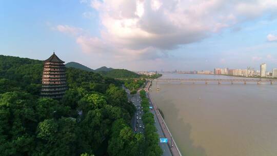 航拍杭州著名景点六和塔和钱塘江大桥