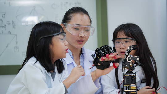 学生在实验室学习机器人技术