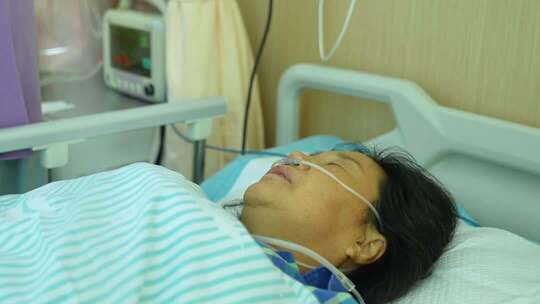 手术后的病人打点滴心电图