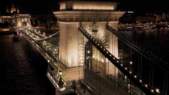 航拍匈牙利布达佩斯链子桥塞切尼桥夜景灯光视频素材模板下载