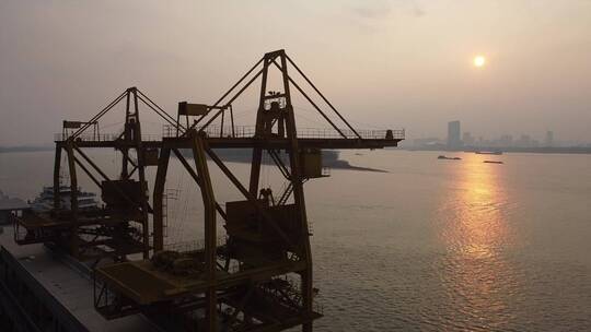 航拍长江边的落日码头起重机吊机