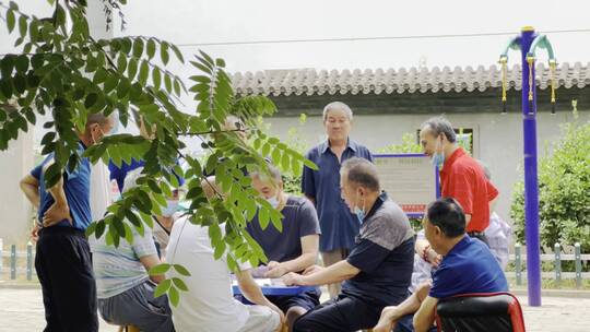 国内社区居民老头打牌活动