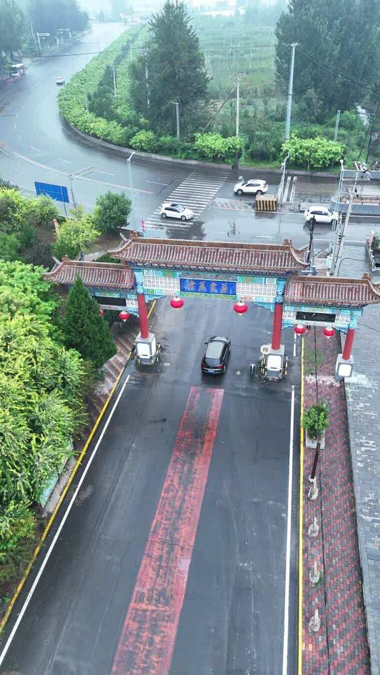 雨中俯瞰中式牌坊与道路景象