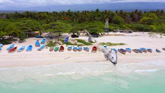 渔船停在热带加勒比海滩；佩德纳尔斯海滩；空中