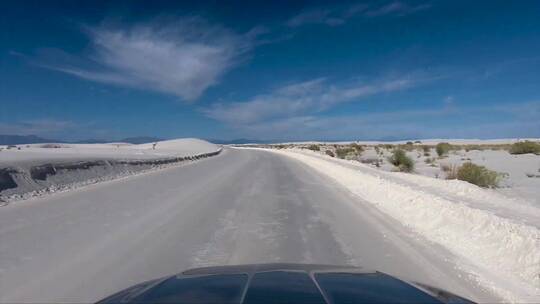 白雪覆盖的沙漠道路