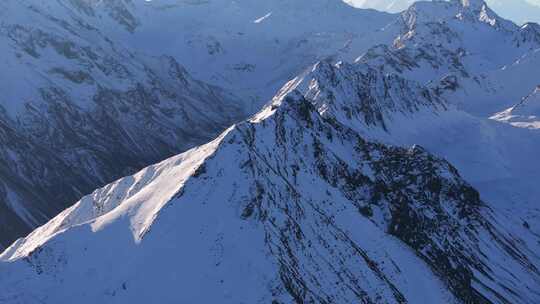 航拍雅拉雪山