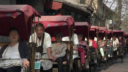 成群结队的三轮车北京什刹海三轮车夫外国人