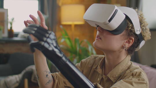假肢女孩用VR眼镜玩游戏