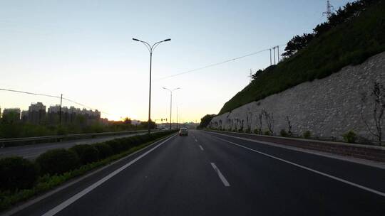 开车视角行驶在公路上  沿途风景视频素材模板下载