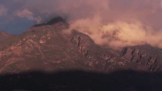 山脉云雾环绕自然风光