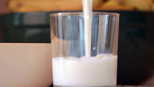 牛奶倒进玻璃杯