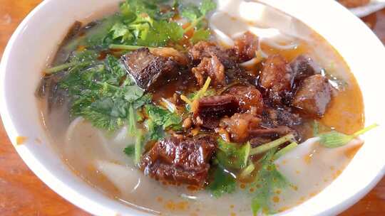 热气腾腾的烩面筷子搅拌一组慢动作