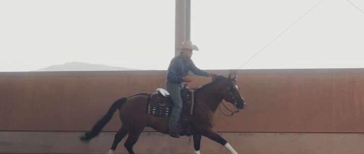 一名男子在卧底制服场骑马疾驰