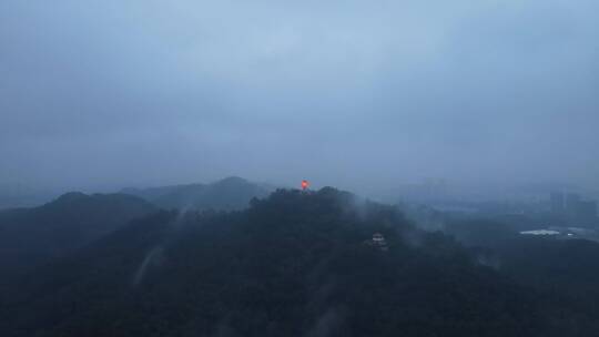 雨雾中的东莞黄旗山