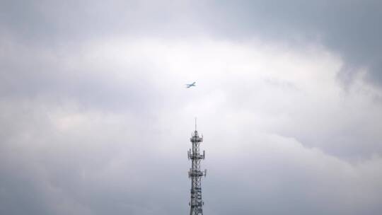 飞机天空飞行穿过信号塔