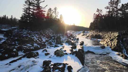 明尼苏达州令人难以置信的日落的冬季自然。