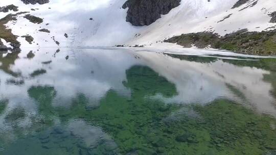 山上的一个清水湖