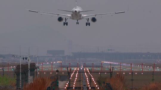 飞机降落深圳机场北视频