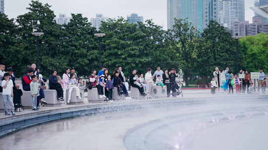 人民广场喷泉游人