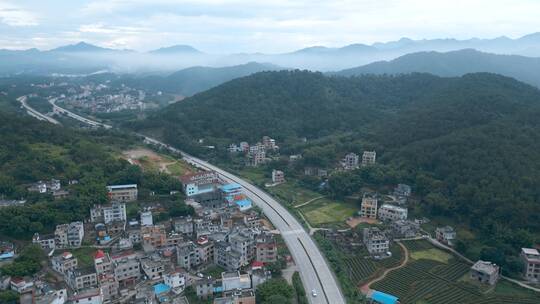 穿过村庄的公路航拍旅游公路交通要道