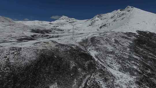 雪地高原电网电塔航拍大景