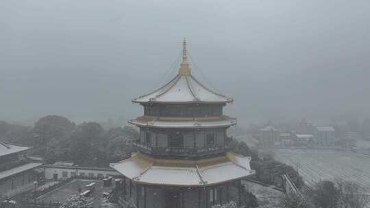 2024年第一场雪雪中的千年古寺金粟寺视频素材模板下载