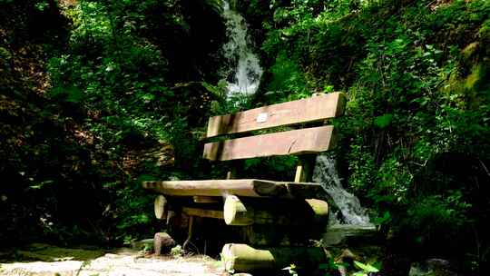 瀑布旁的情侣长椅