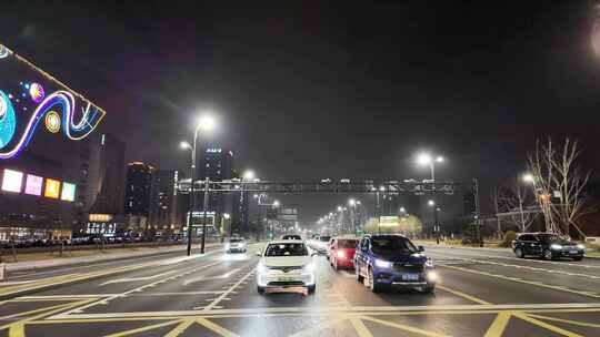 城市夜晚开车第一视角汽车窗外沿途风景马路